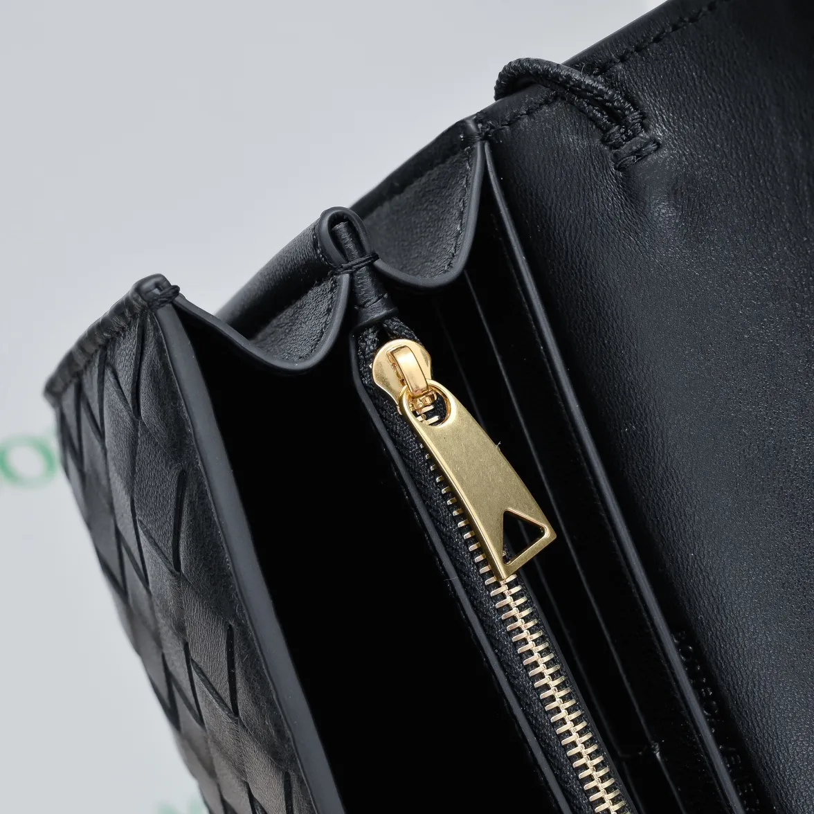 Batch 1160 BV Andiamo clutch wallet is super high-end🤎🤎How come the long clutch bag is so exquisite~ The braided style bag surface paired with all-copper hardware is really warm and high-end. The bag body is super light and can be grabbed easily! It can store a lot of small items and large mobile phones ~ very practical for daily use. Style number: 1504 Size: 19*11.5*3